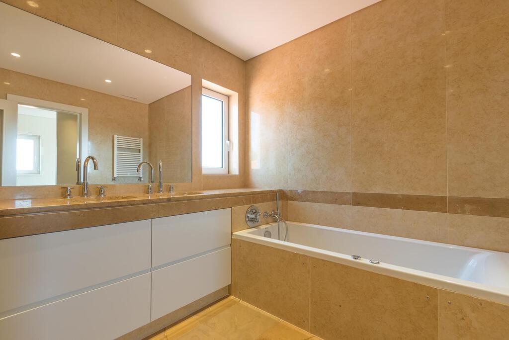 Moradia T4 com piscina em condomínio fechado