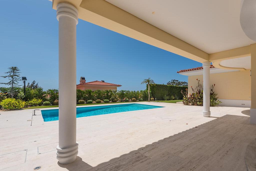 Moradia T4 com piscina em condomínio fechado