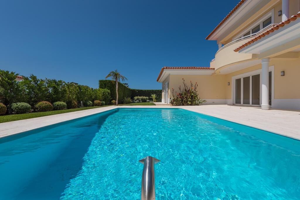 Moradia T4 com piscina em condomínio fechado