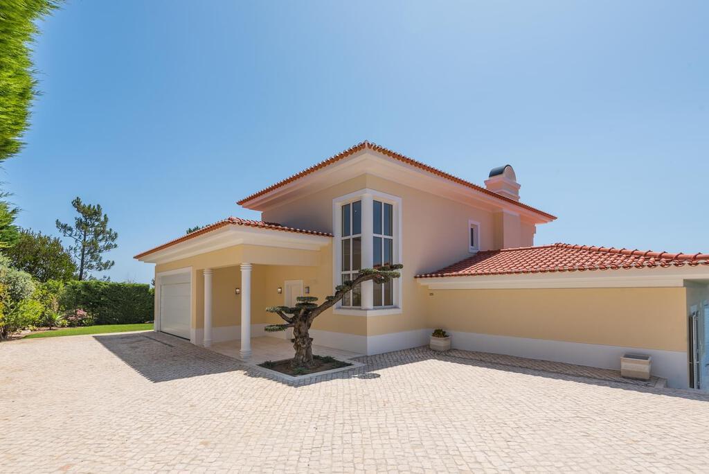 Moradia T4 com piscina em condomínio fechado