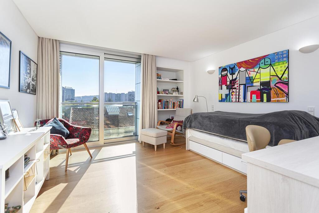 5 bedroom apartment with parking