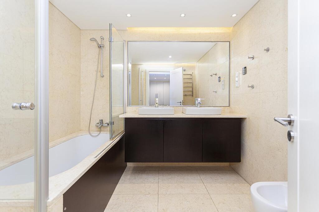 5 bedroom apartment with parking