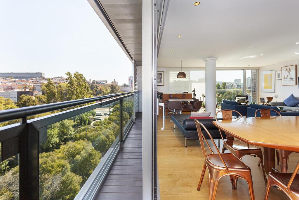 5 bedroom apartment with parking