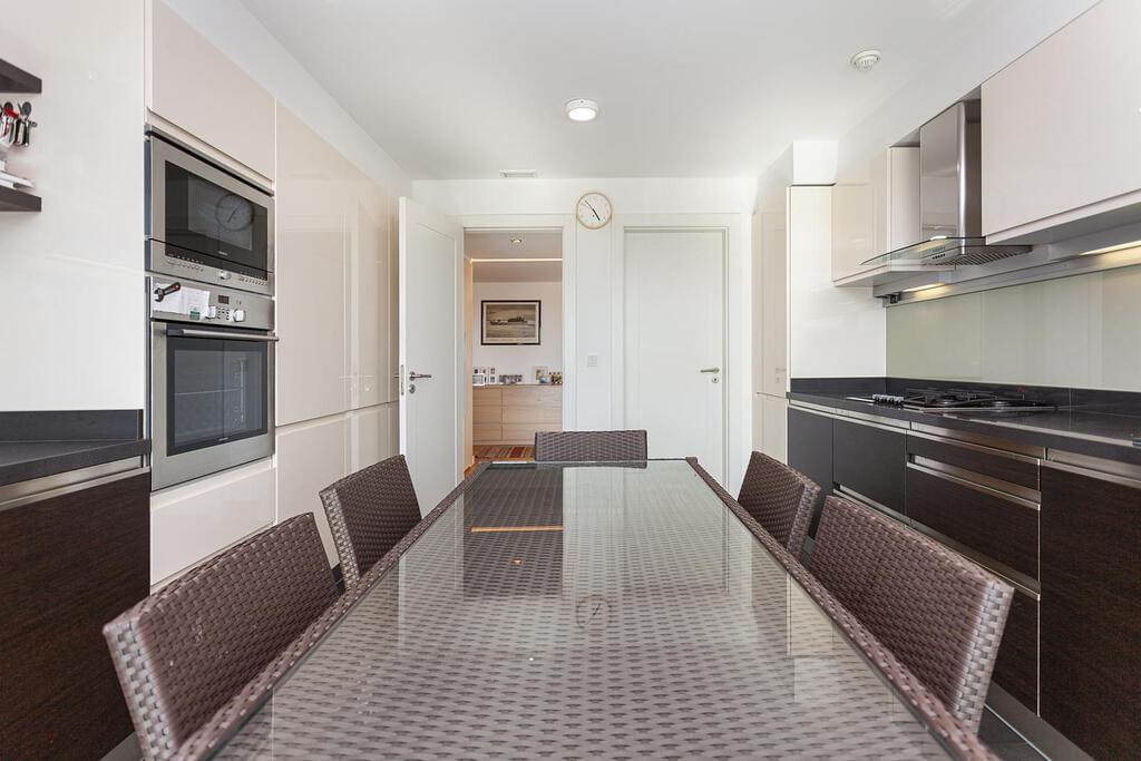 5 bedroom apartment with parking