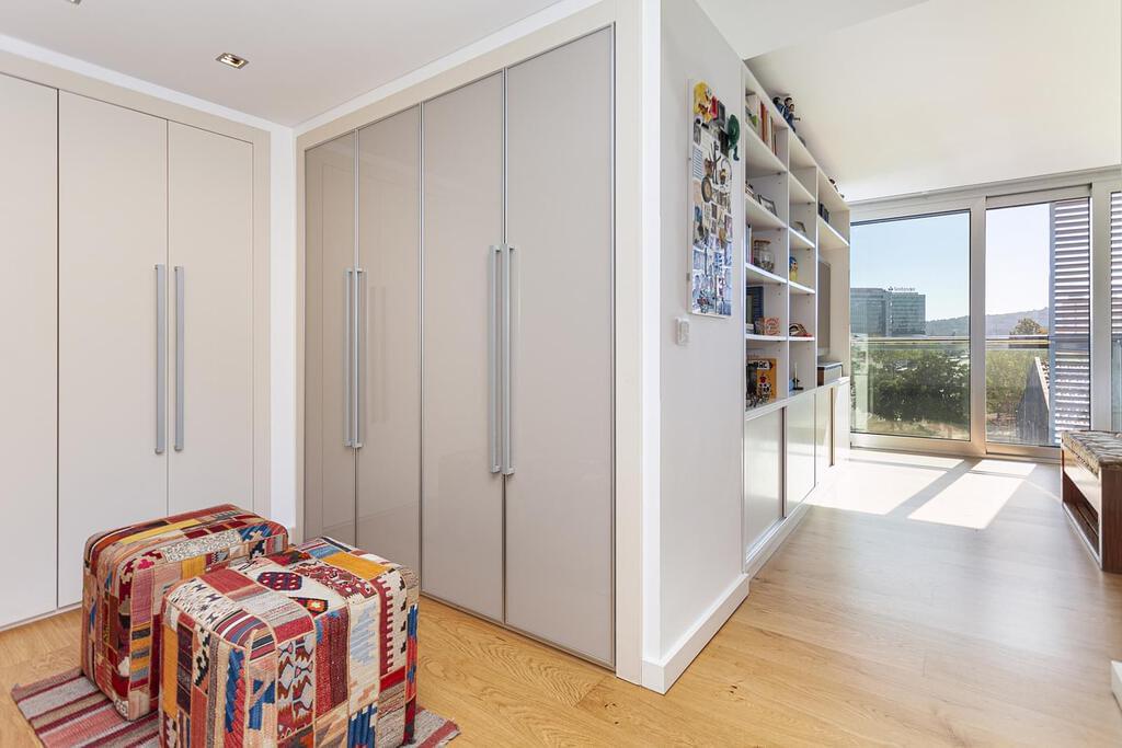 5 bedroom apartment with parking