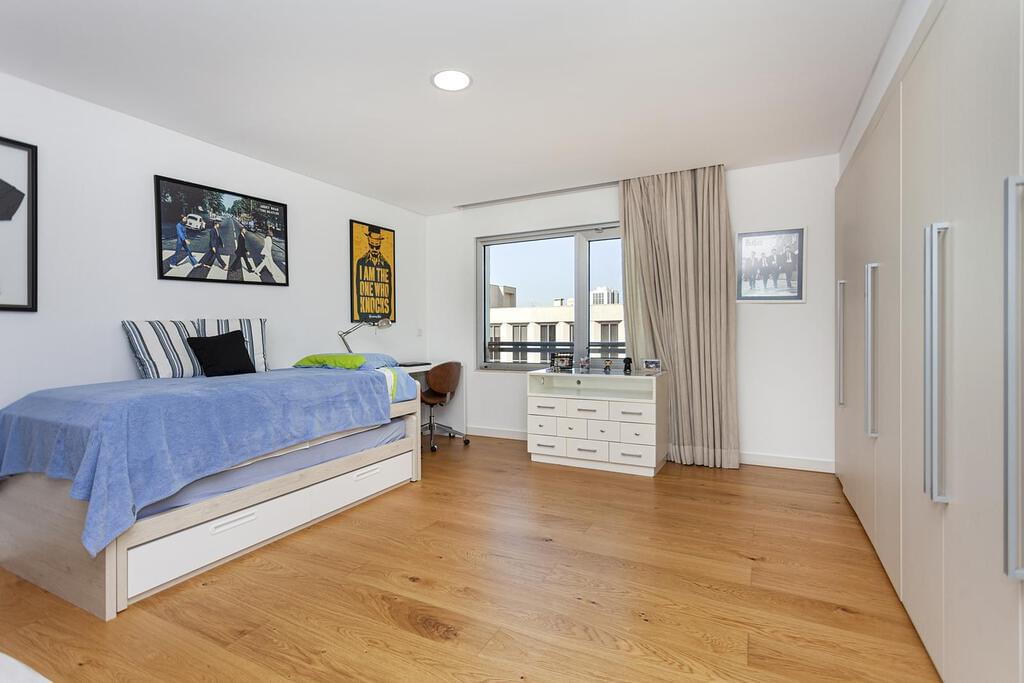 5 bedroom apartment with parking