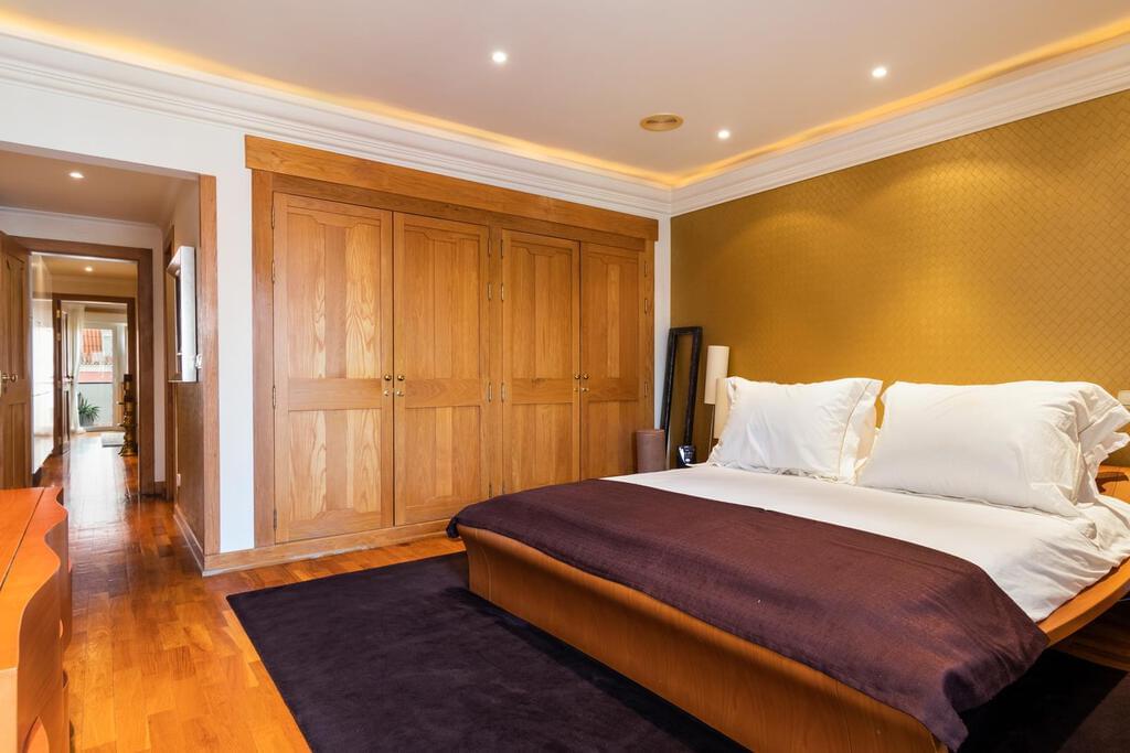 4 bedroom apartment with parking