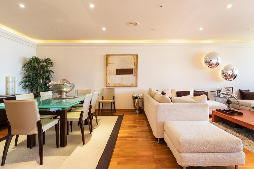 4 bedroom apartment with parking