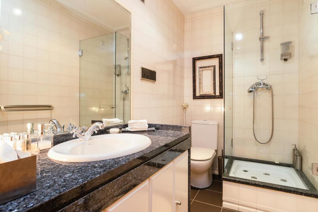 4 bedroom apartment with parking