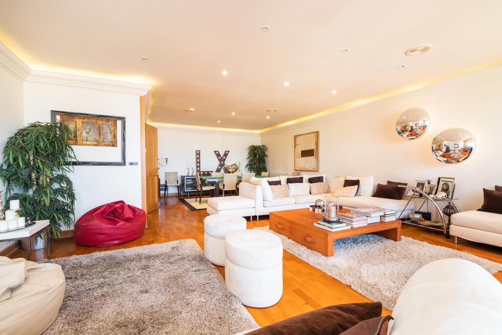 4 bedroom apartment with parking