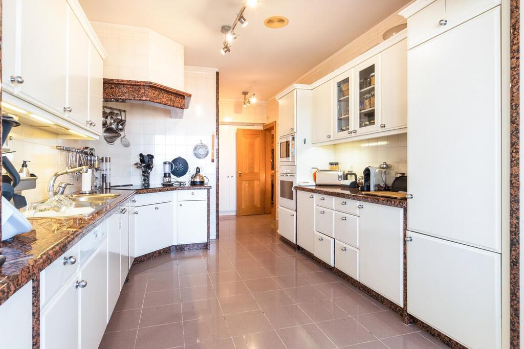 4 bedroom apartment with parking