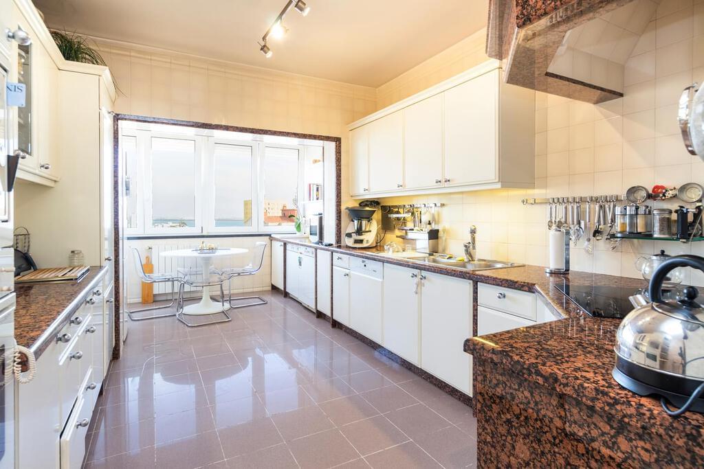 4 bedroom apartment with parking