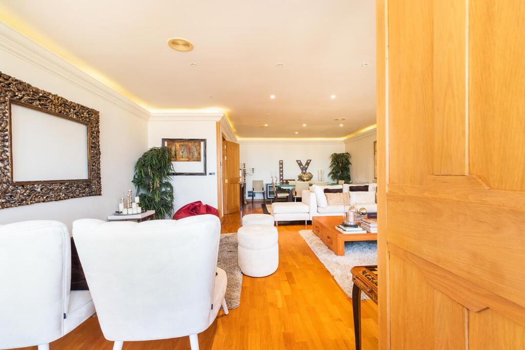 4 bedroom apartment with parking