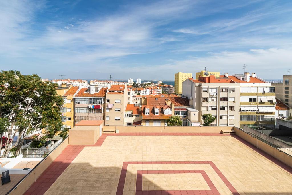 4 bedroom apartment with parking