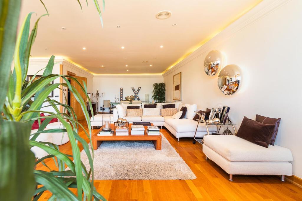 4 bedroom apartment with parking