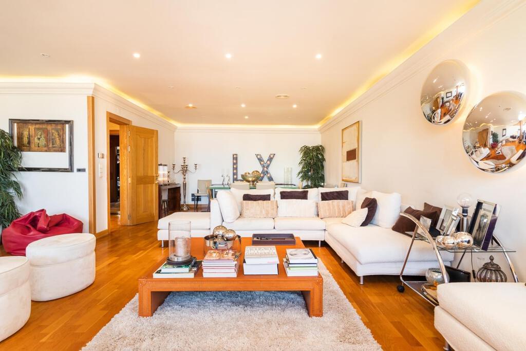 4 bedroom apartment with parking