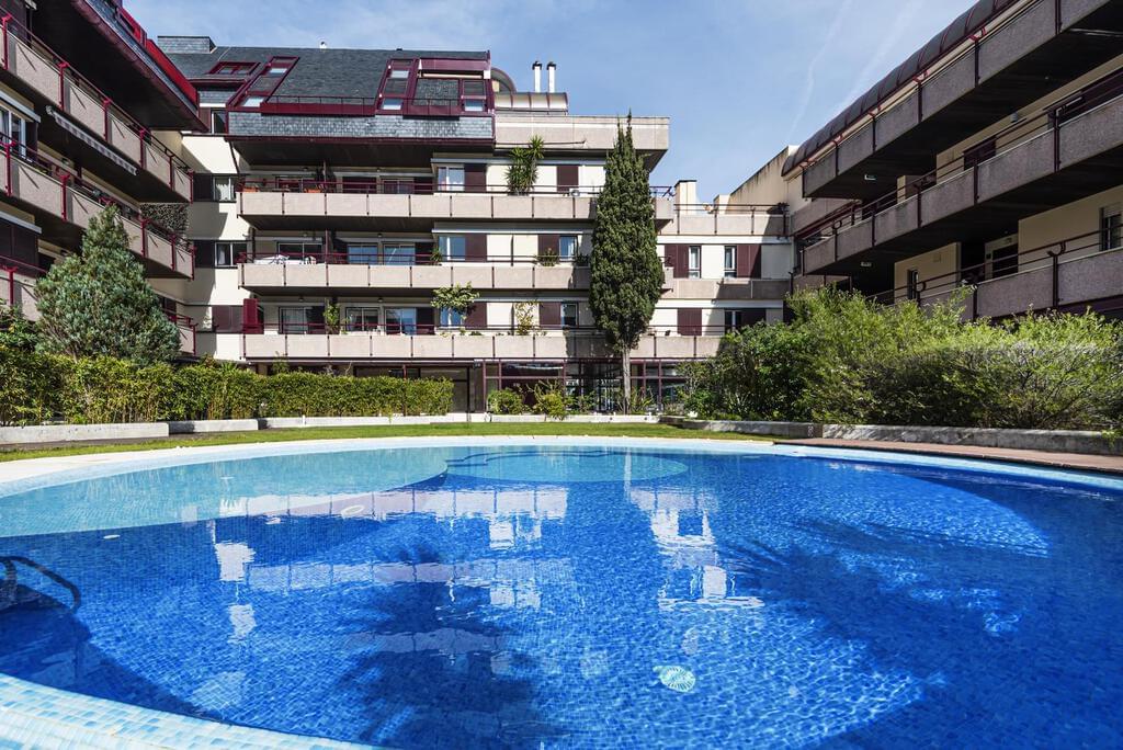 Apartamento T4+1 duplex com piscina em condomínio fechado