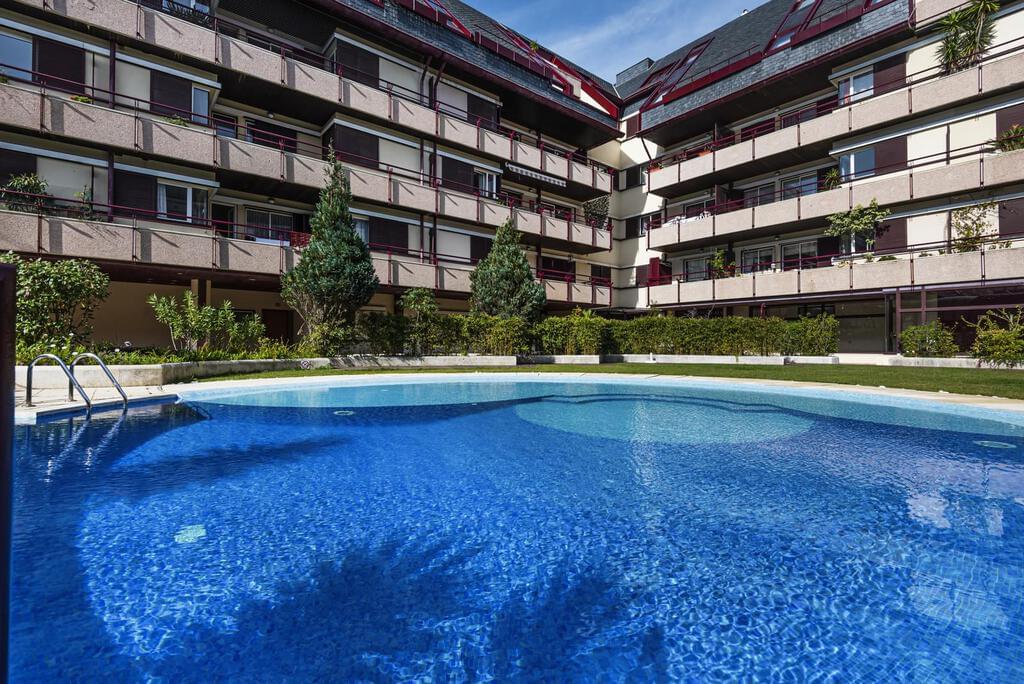 Apartamento T4+1 duplex com piscina em condomínio fechado