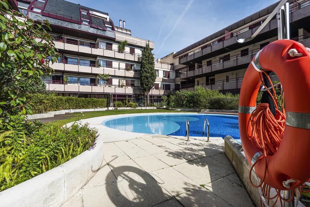 Apartamento T4+1 duplex com piscina em condomínio fechado