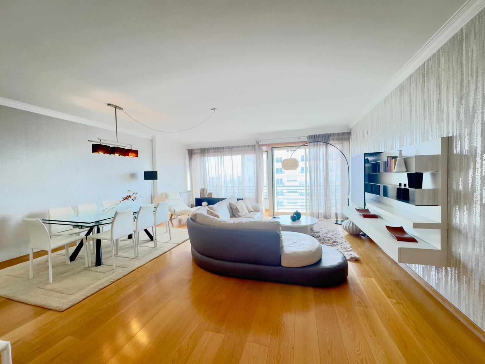 Apartamento T4 com estacionamento, Telheiras, Lisboa - Imagem 1