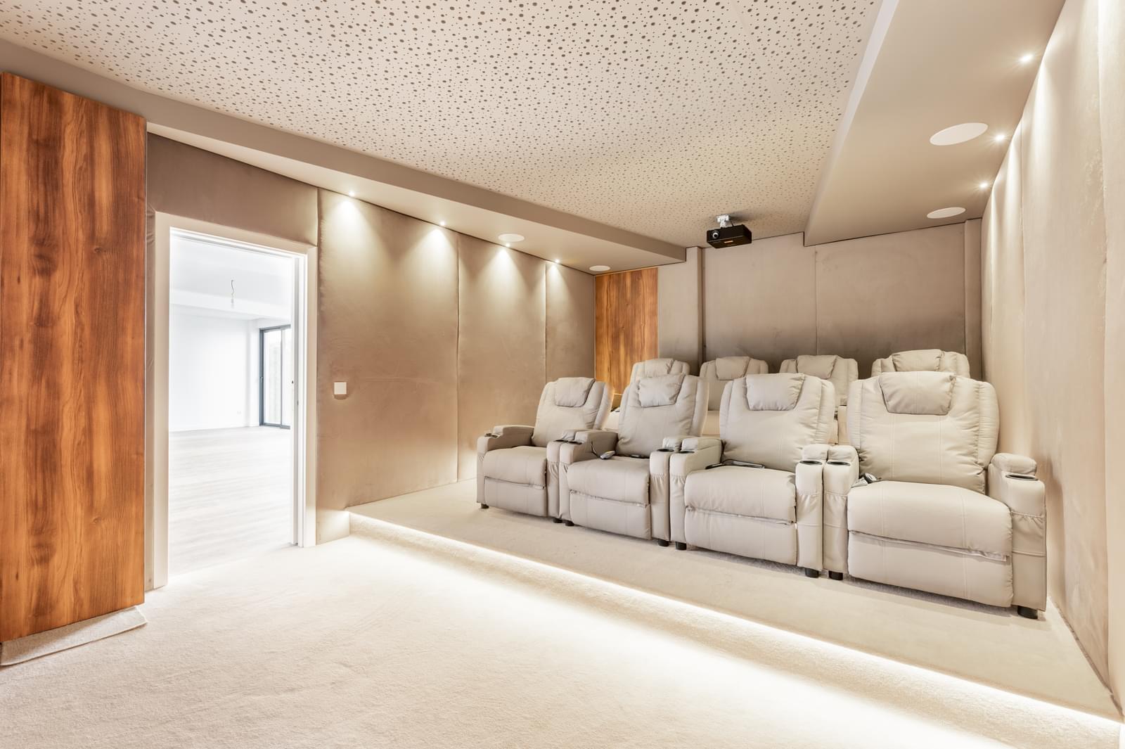 7 Bedroom Villa/Townhouse's Image 18