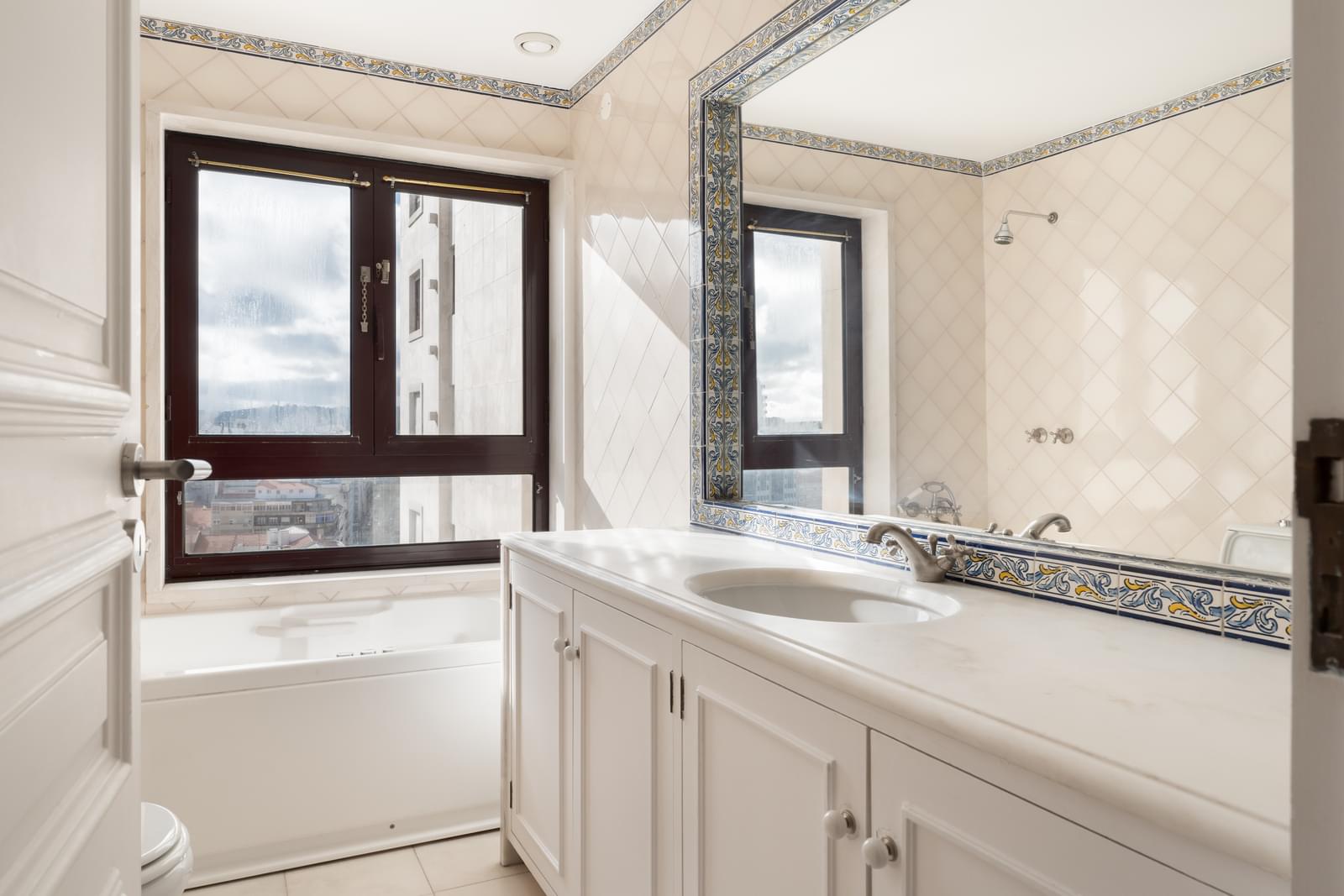 Apartamento T4 com vista, Campo Pequeno, Lisboa - Imagem 12