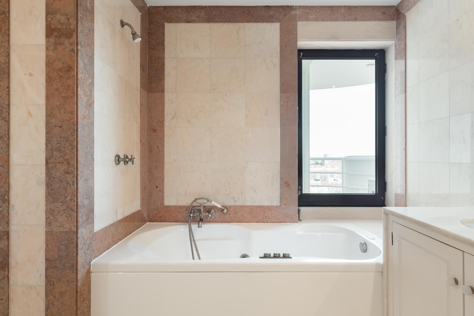 Apartamento T4 com vista, Campo Pequeno, Lisboa - Imagem 18