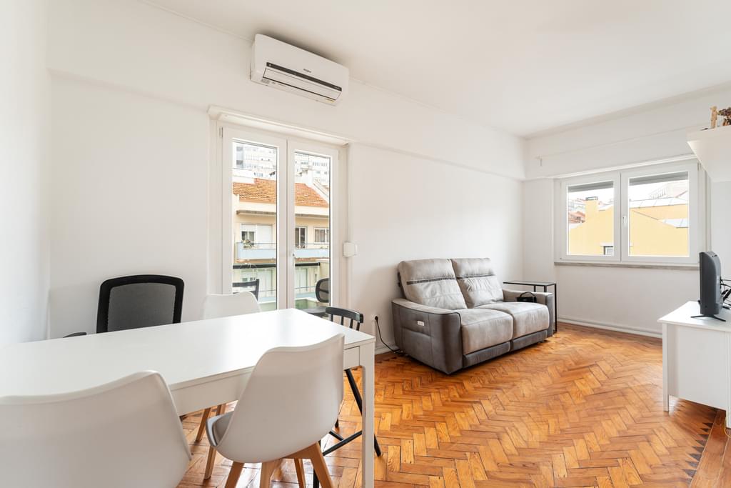 2 Bedroom Apartment with balcony, Lisboa 2727829951