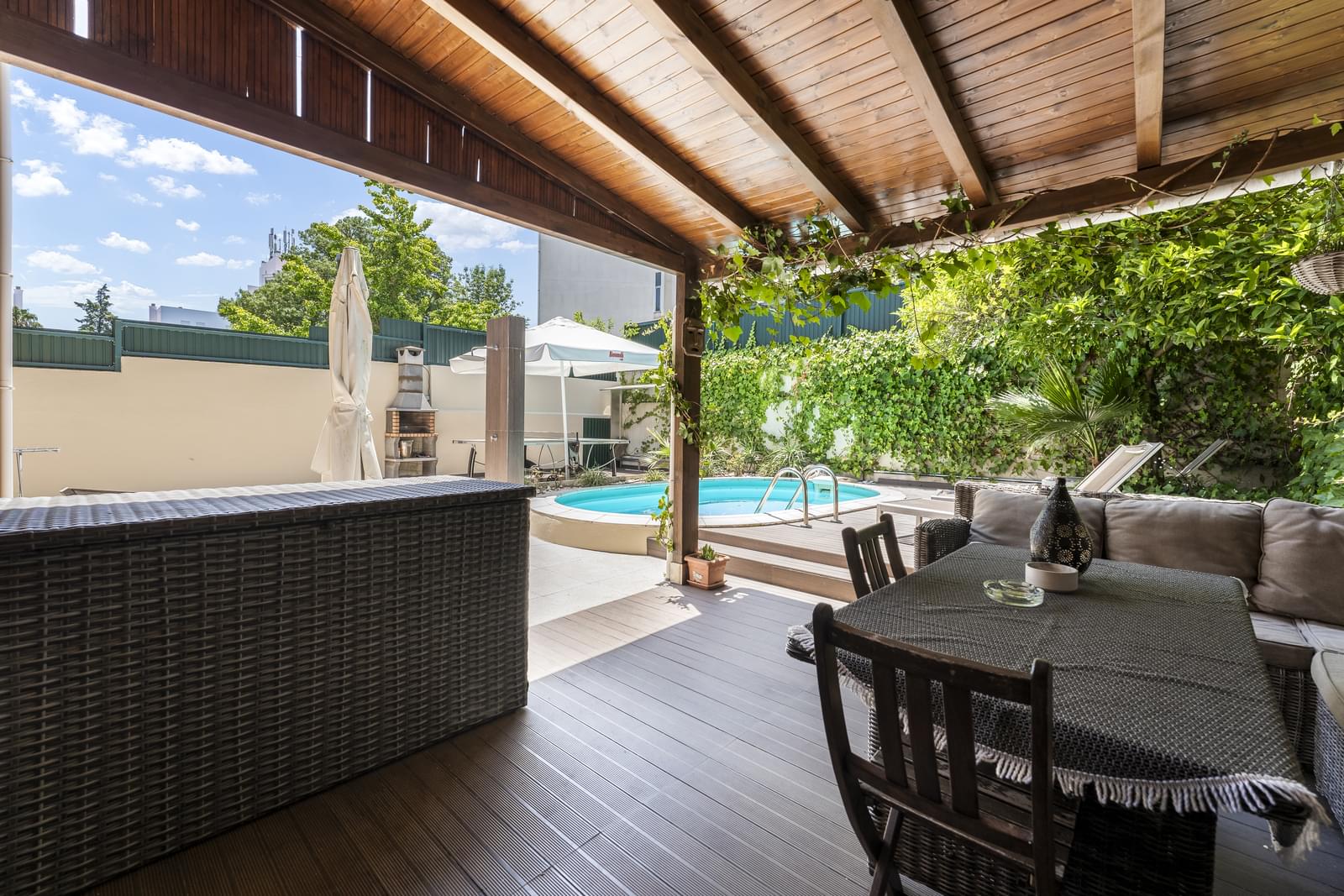 Moradia Geminada T3 + 1 com piscina, Encarnação, Lisboa - Imagem 3