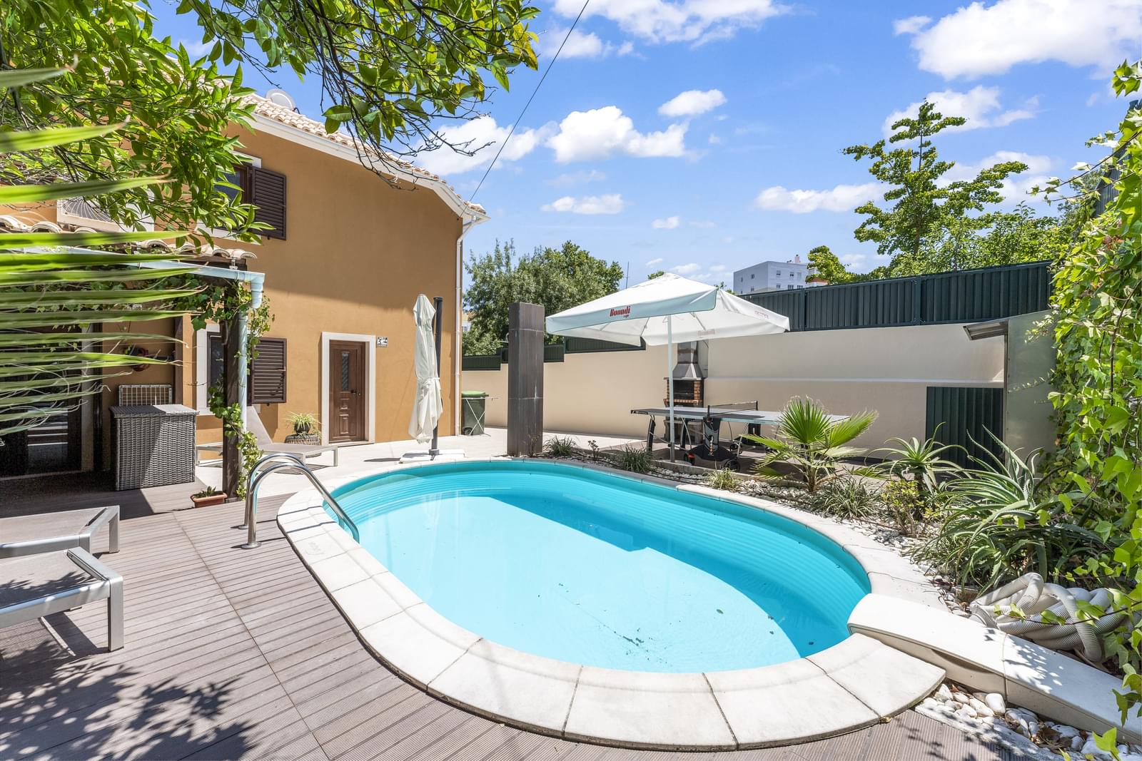 Moradia Geminada T3 + 1 com piscina, Encarnação, Lisboa - Imagem 1