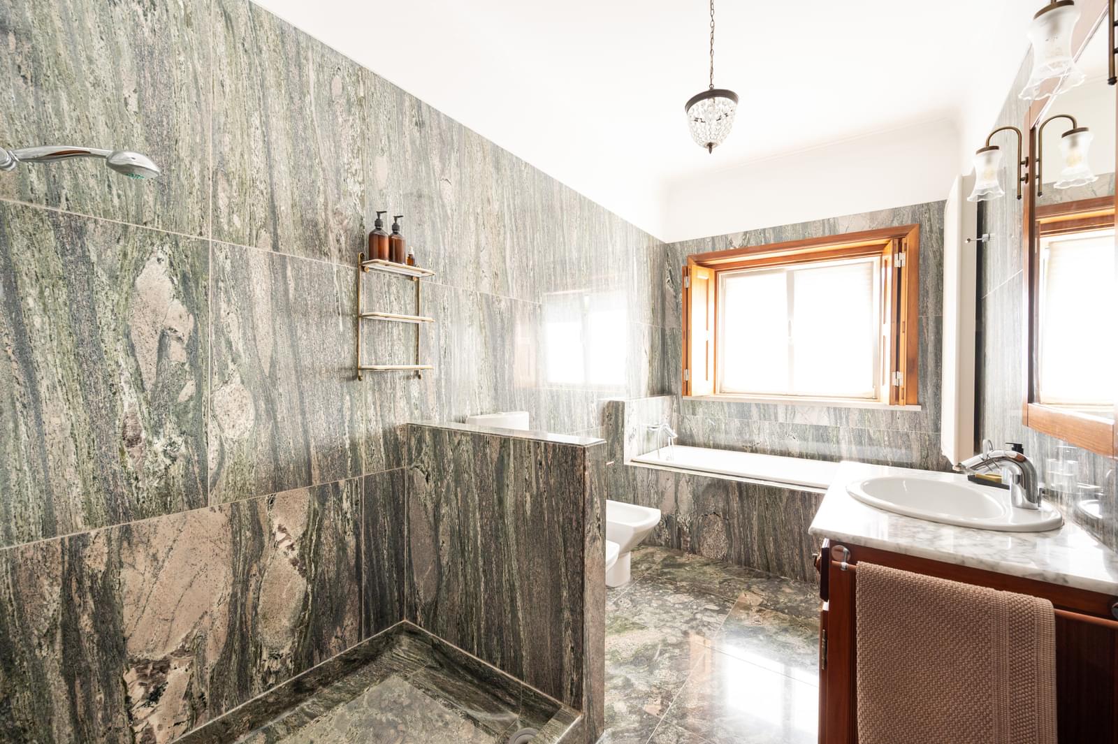 Moradia T5 + 5 com piscina, Aroeira, Almada - Imagem 17