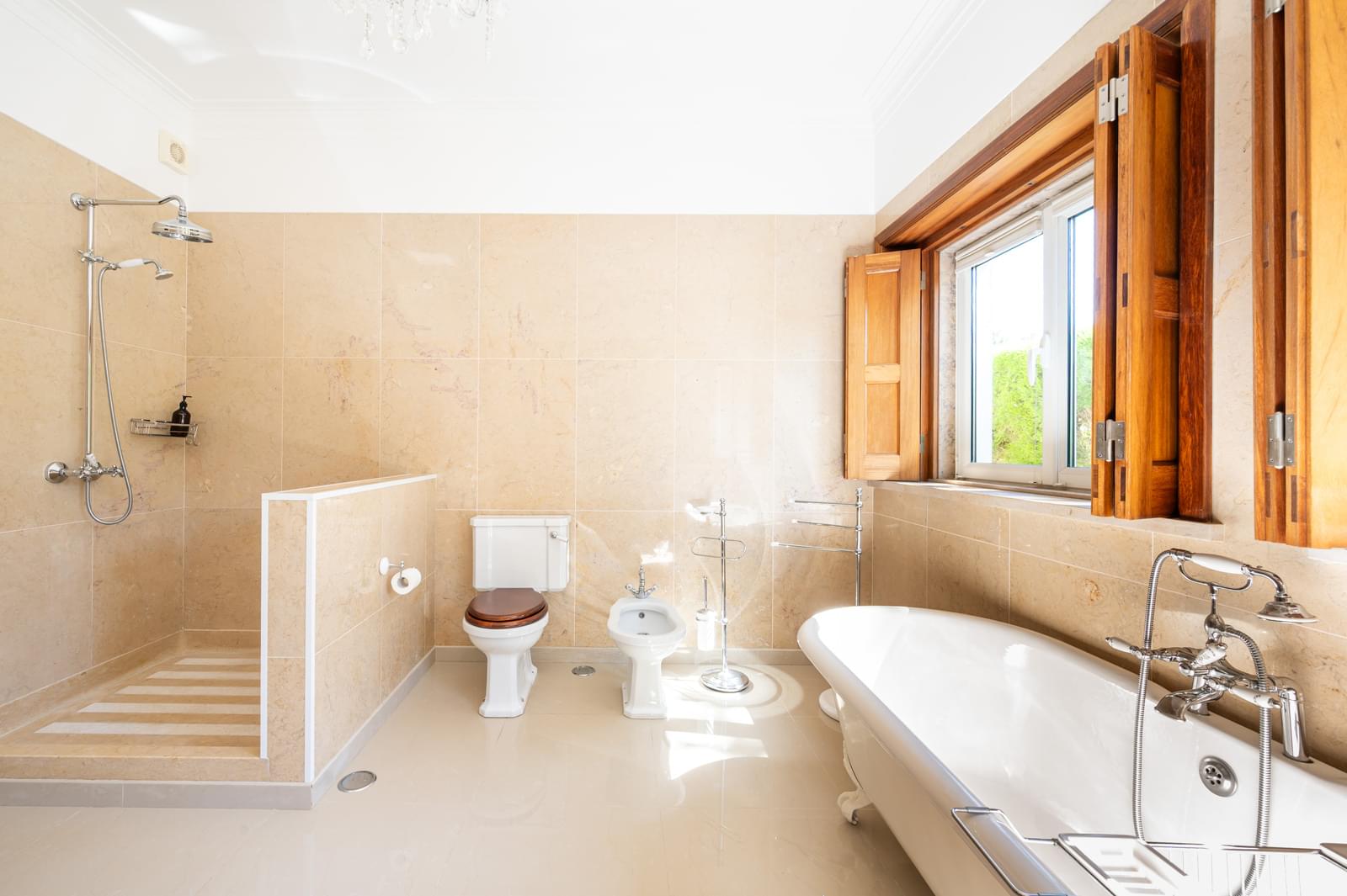 Moradia T5 + 5 com piscina, Aroeira, Almada - Imagem 21