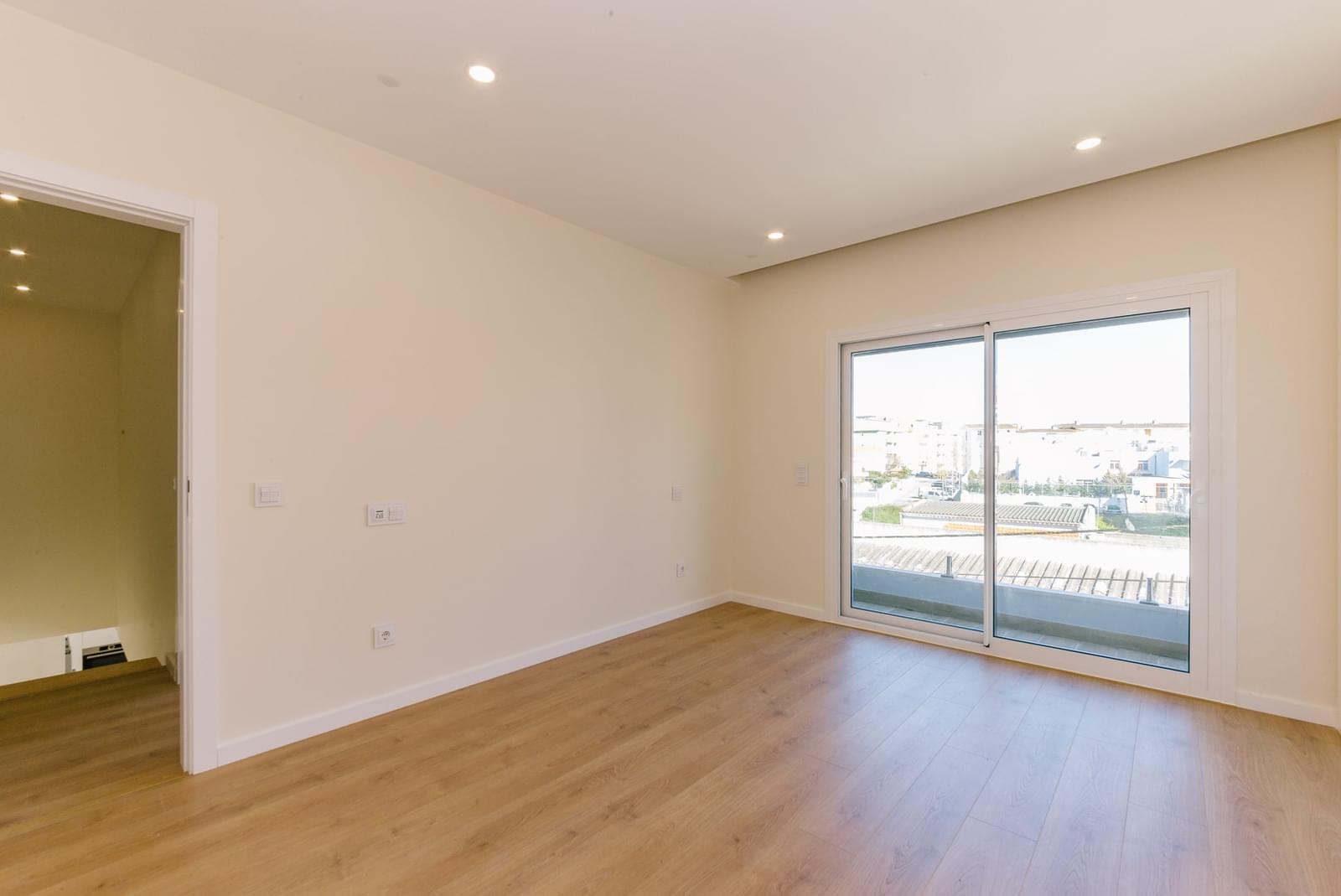 Duplex T4 com jardim, Alcochete - Imagem 23