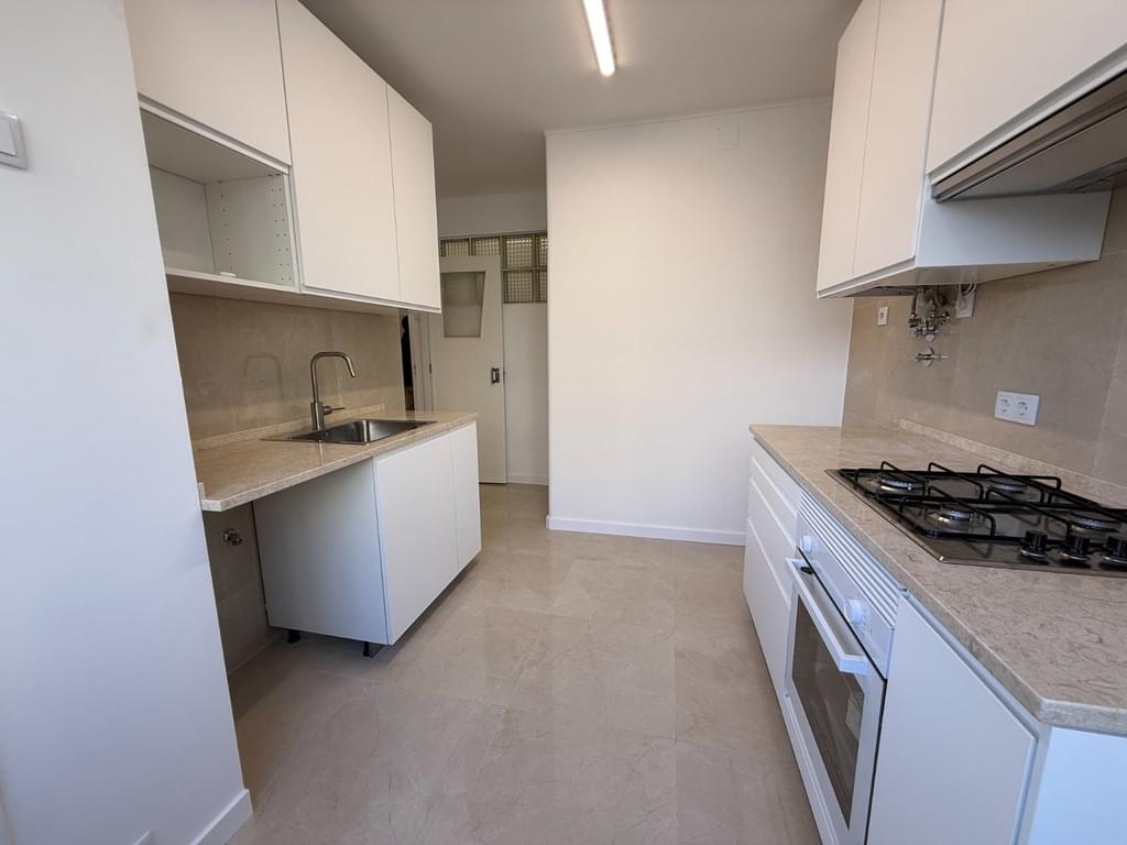 2 Bedroom Apartment renovated, Amadora 3821718478