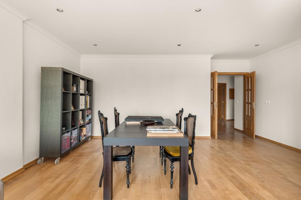 2 Bedroom Apartment with parking, Entrecampos, Lisboa 1699180126
