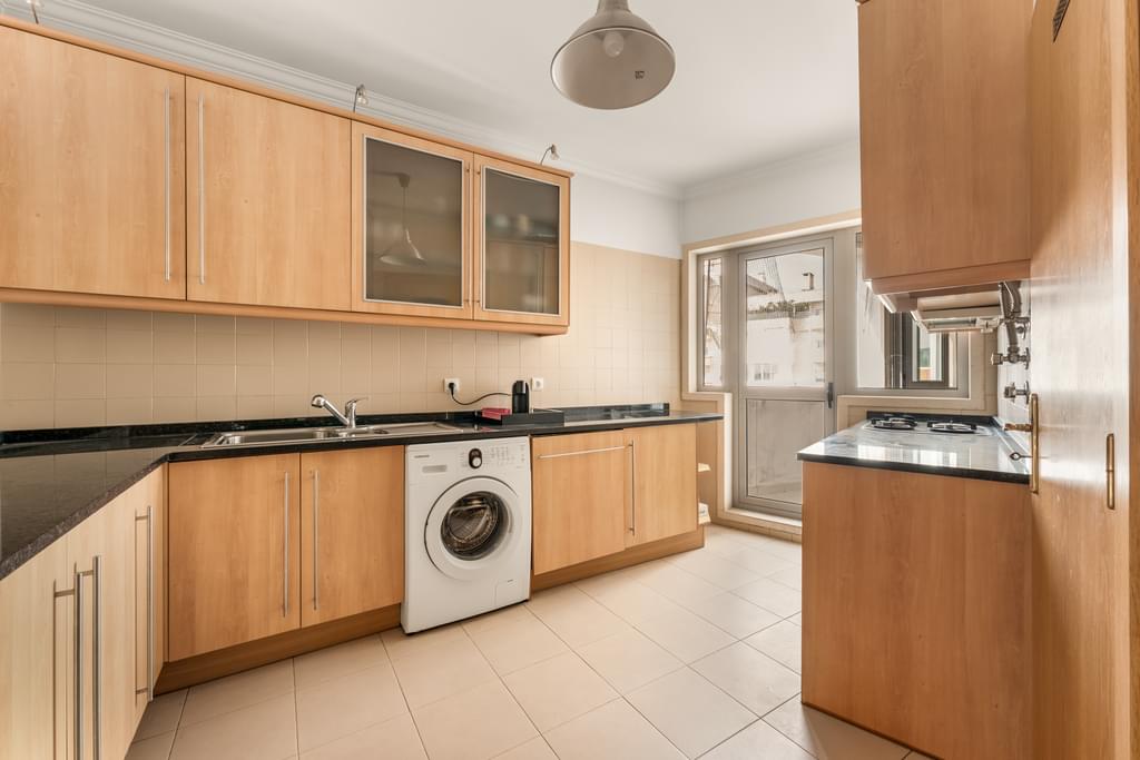 2 Bedroom Apartment with parking, Entrecampos, Lisboa 1699180126