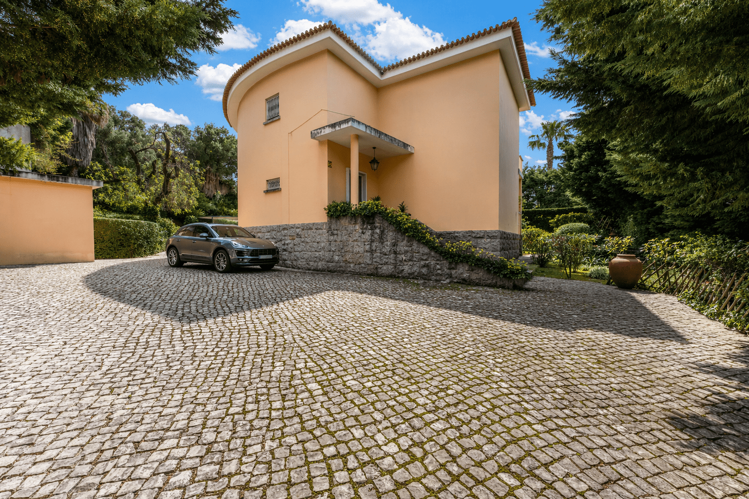 6 Bedroom Villa/Townhouse's Image 25