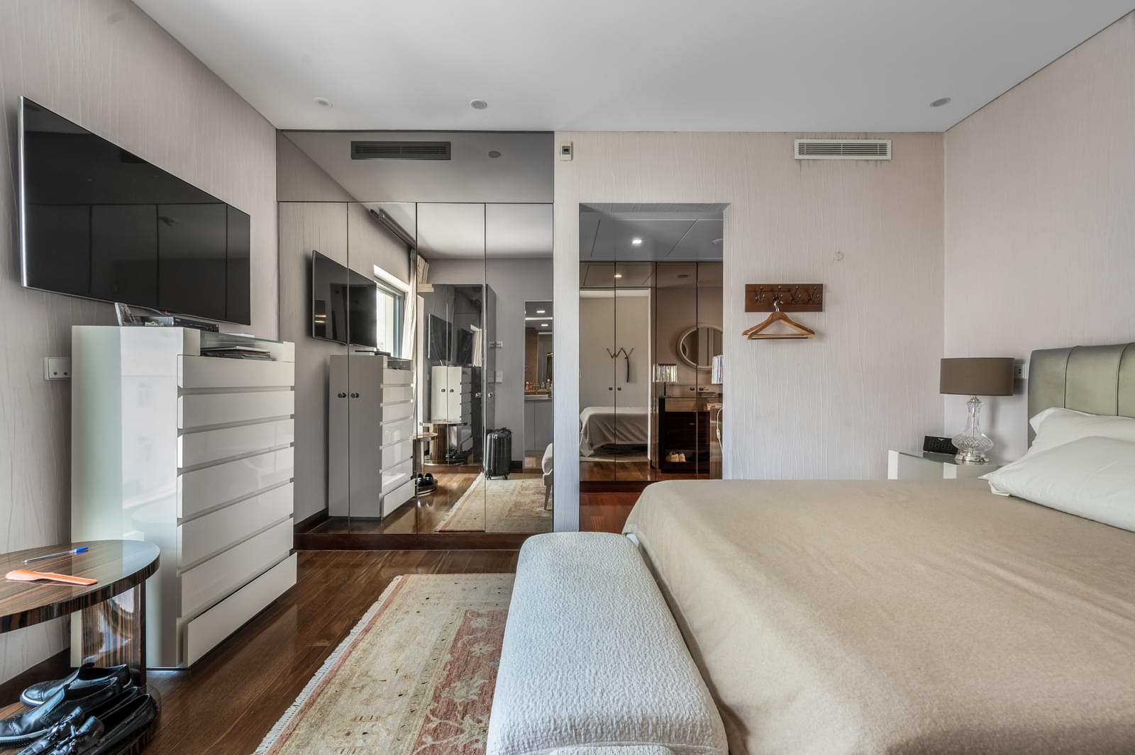 1 Bedroom Apartment with a view - Image 16