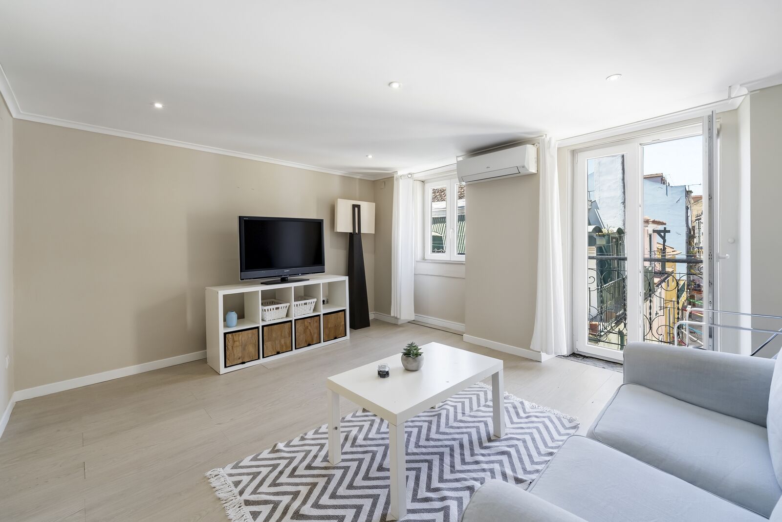 1 Bedroom Apartment with a view, Santos, Lisboa - Image 3