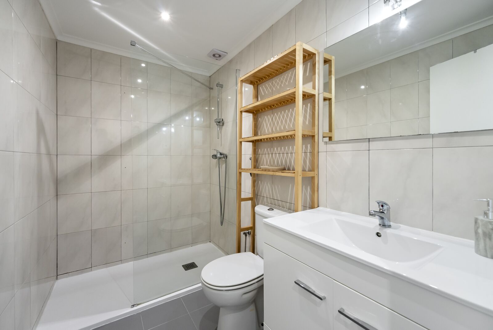 1 Bedroom Apartment with a view, Santos, Lisboa - Image 7