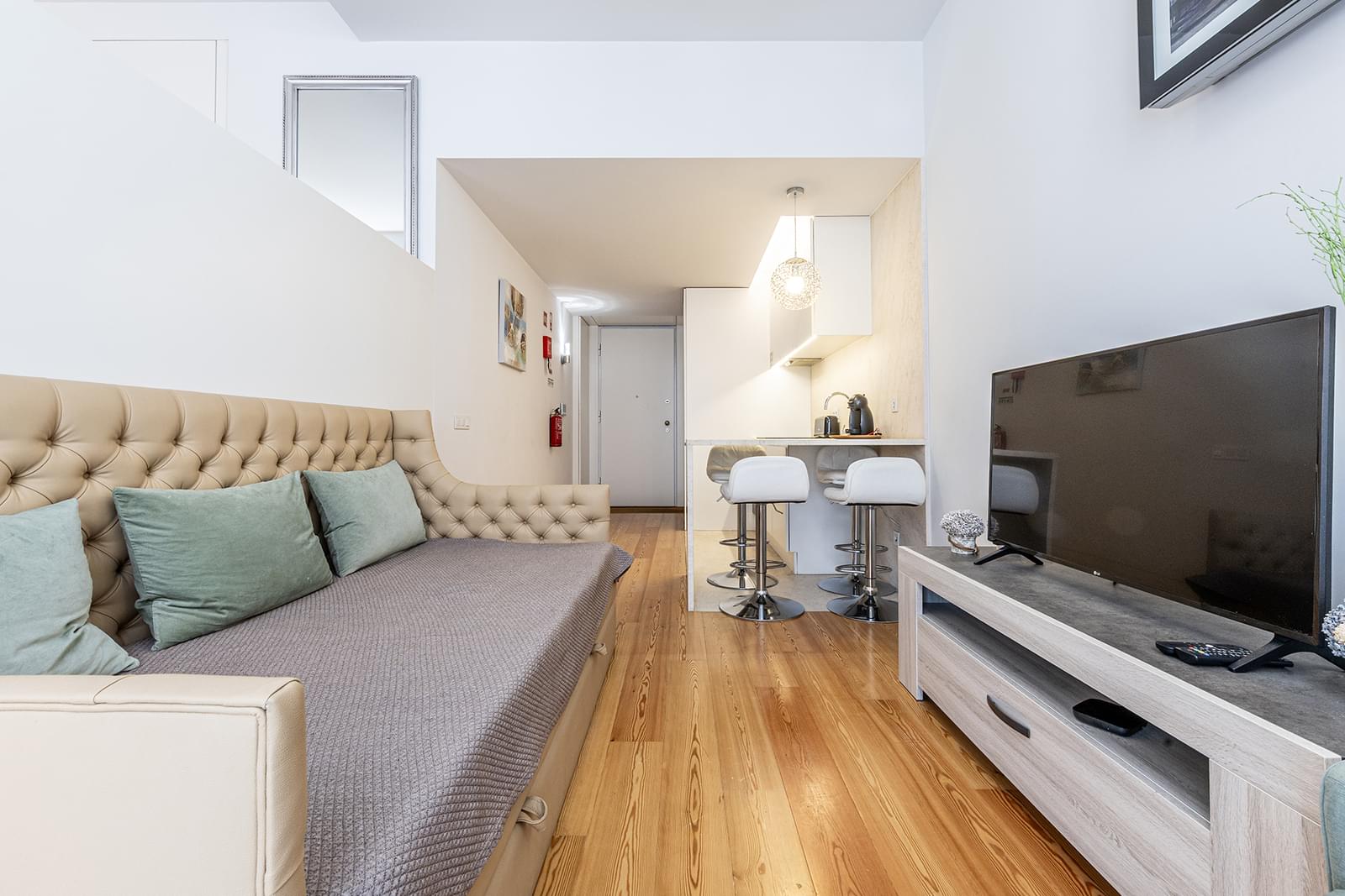 1 Bedroom Apartment with a view, Baixa Chiado, Lisboa - Image 5