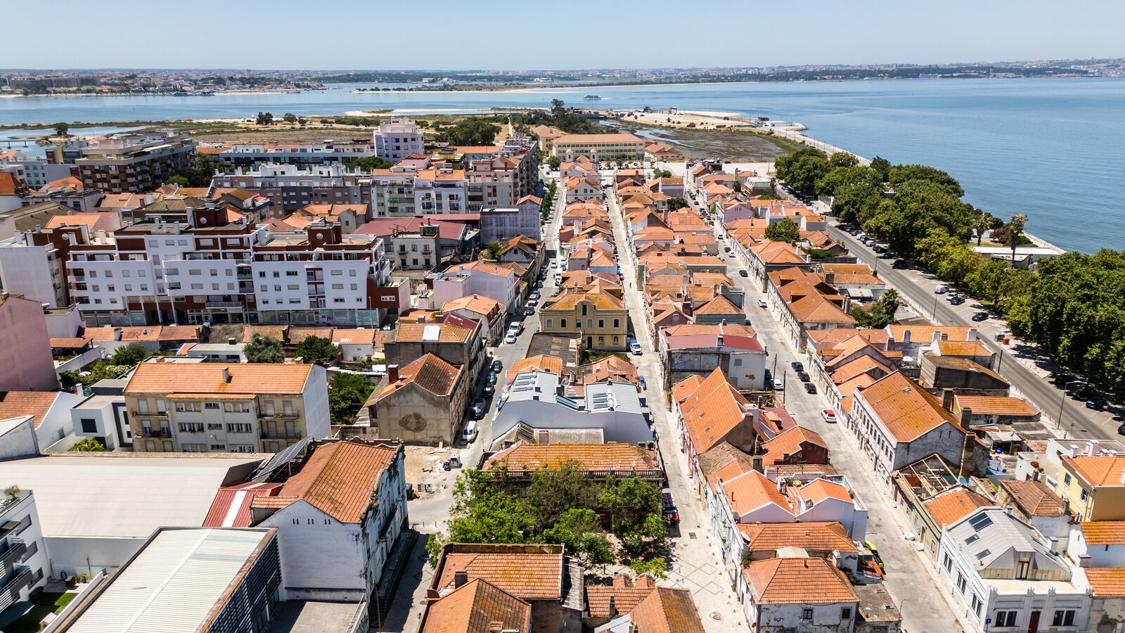 Apartment block, Barreiro - Image 25
