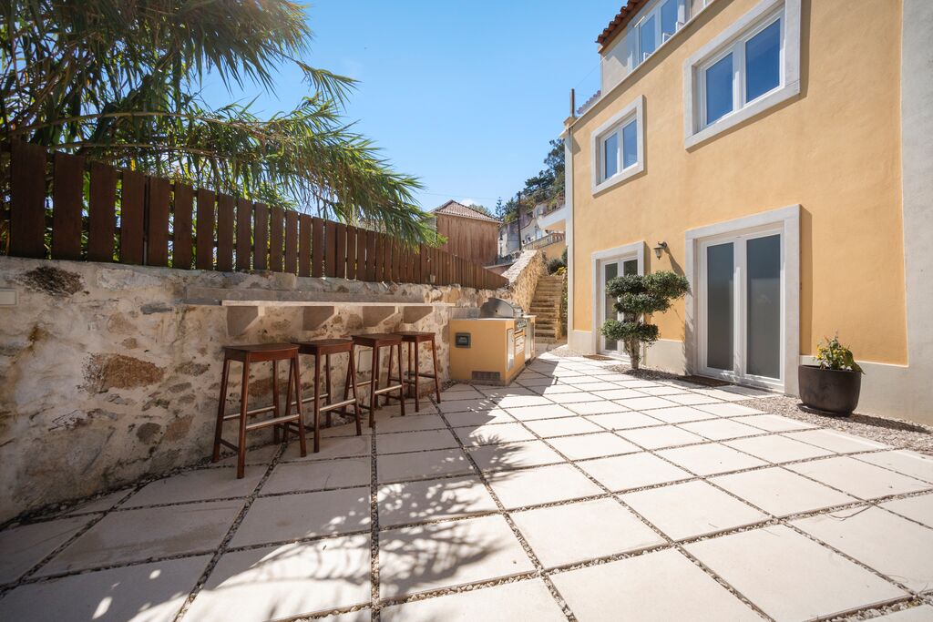4 Bedroom House with parking, Sintra