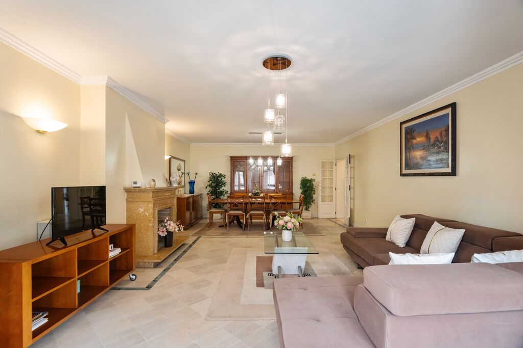 4 Bedroom Apartment with a view, Laranjeiras, Lisboa