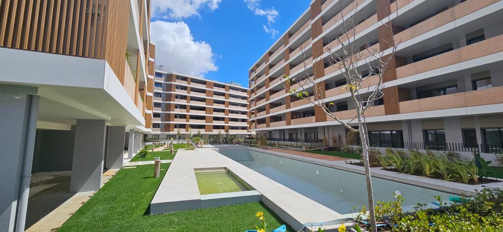 2 Bedroom Apartment with swimming pool, Telheiras, Lisboa