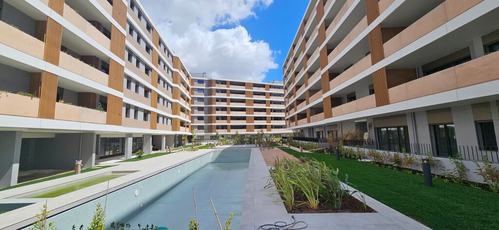 2 Bedroom Apartment with swimming pool, Telheiras, Lisboa